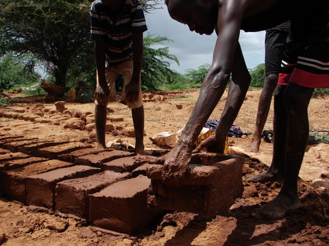 Refugees making mud houses in Dadaab, by Heidenstrom