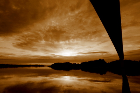 Bro i solnedgang av Bjørn Heidenstrøm som samler på broer og drakter